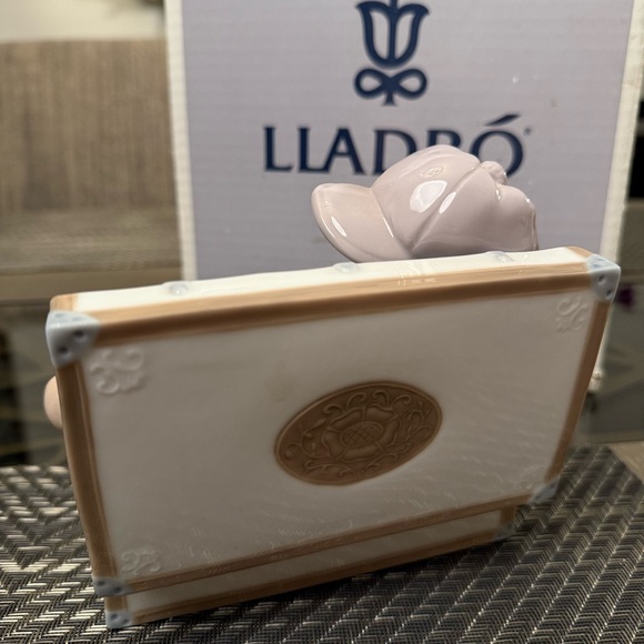 Lladro #6795 “My Favorite Place” Figurine – Retired – Like New with Original Box - Picture 4 of 5